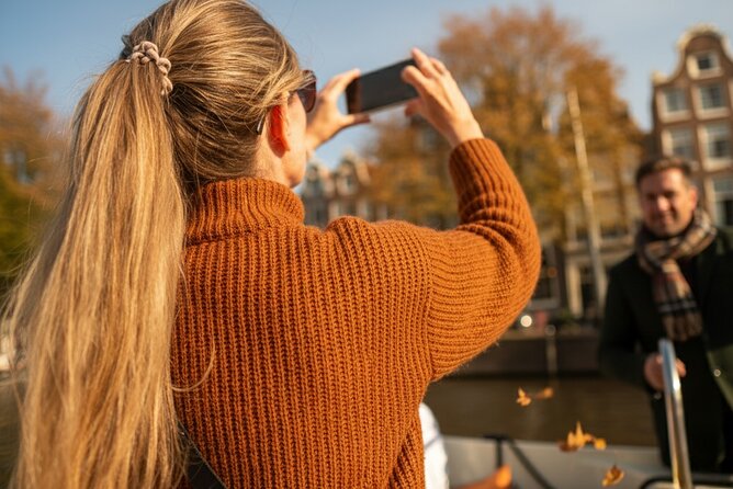 Amsterdam 1-Hour Canal Cruise With Live Guide - What you’ll see on the route: from Anne Frank to the museum ring