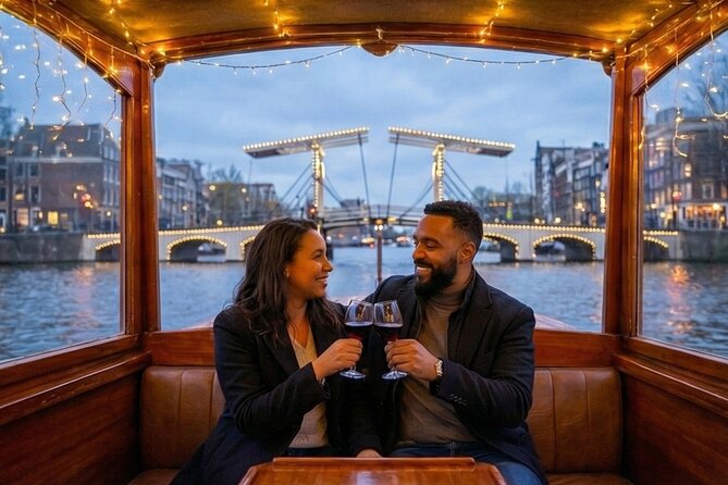 Amsterdam 1-Hour Canal Cruise With Live Guide - Houseboats, boutiques, and everyday living: why the calm moments matter