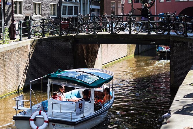 Amsterdam 90-min Private Canal Cruise with Live Guide and Drinks - Herengracht and the Golden Bend: where wealth left fingerprints
