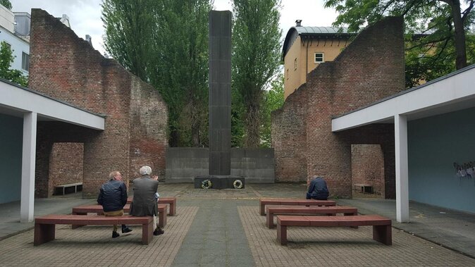 Amsterdam: Anne Frank and Jewish Quarter Walking Tour (TOP RATED) - Stop 6: Spinoza Monument and Jewish thought in Amsterdam