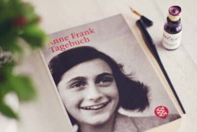 Amsterdam: Anne Frank Walking Tour - Guided in EN/DE/IT/ES - Where you start at De Waag (and how not to end up at the wrong door)