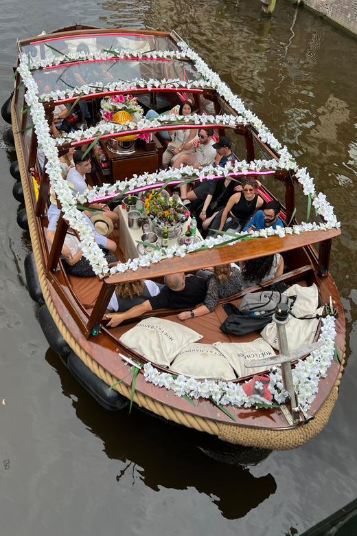 Amsterdam: Boat Tour with Optional Unlimited Drinks - Should You Book This Amsterdam Canal Cruise?