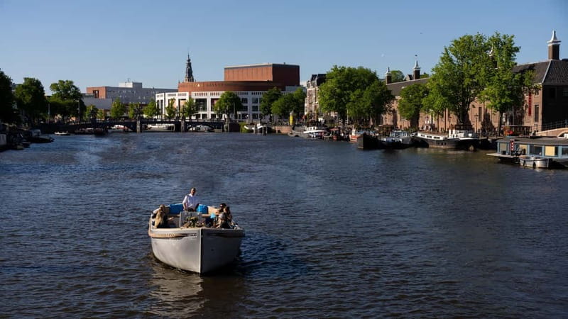 Amsterdam: Canal Cruise in Open Boat with Drink Option - Live guide storytelling: what makes the hour feel worth it