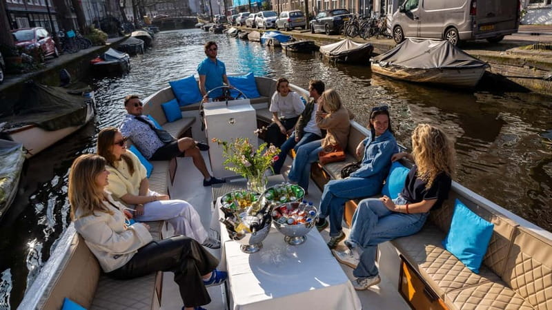 Amsterdam: Canal Cruise in Open Boat with Drink Option - Who this canal cruise suits best (and who should skip)