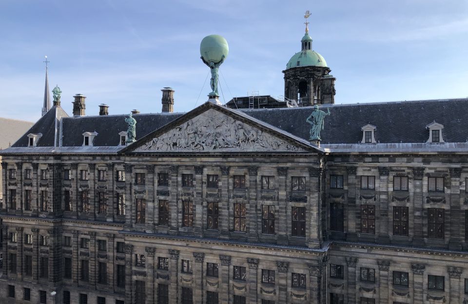 Amsterdam: City Center Walking Tour in italian - Dam Square: the meeting of history and city energy