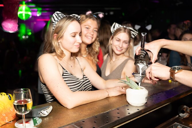 Amsterdam: City Centre Bar Crawl and Nightlife Experience - The first hour in motion: how “meeting point” turns into mingling