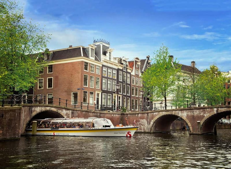 Amsterdam: City Centre Canal Cruise & Free Flower Cocktail - Stop-by-Stop: The Canal Belt Route That Lines Up Photos With History