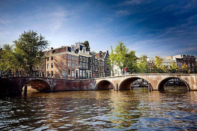 Amsterdam City Centre Cruise on heated boat with Audioguide - Audio guide: great when it’s quiet, frustrating when it isn’t