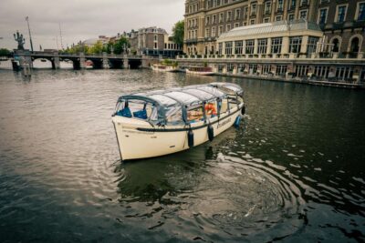 Amsterdam: Covered Canal Booze Cruise with Unlimited Drinks - Drinks and the Host-Captain Team: Why the Hour Feels Longer