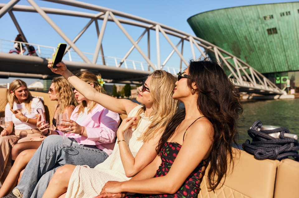 Amsterdam: Cozy Evening Canal Cruise With Open Bar Option - Open bar without the chaos: drinks that match a 1-hour pace