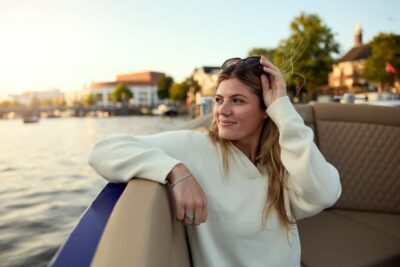 Amsterdam: Cozy Evening Canal Cruise With Open Bar Option - Covered boat comfort: what “rain or shine” really means here