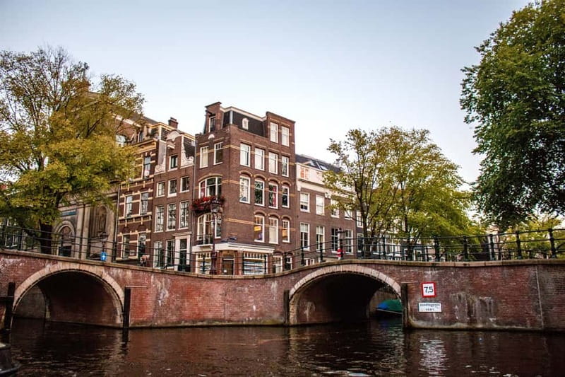 Amsterdam: Evening Pizza Cruise Along the Canals - The Route: A Guided Night Through the Canal Belt