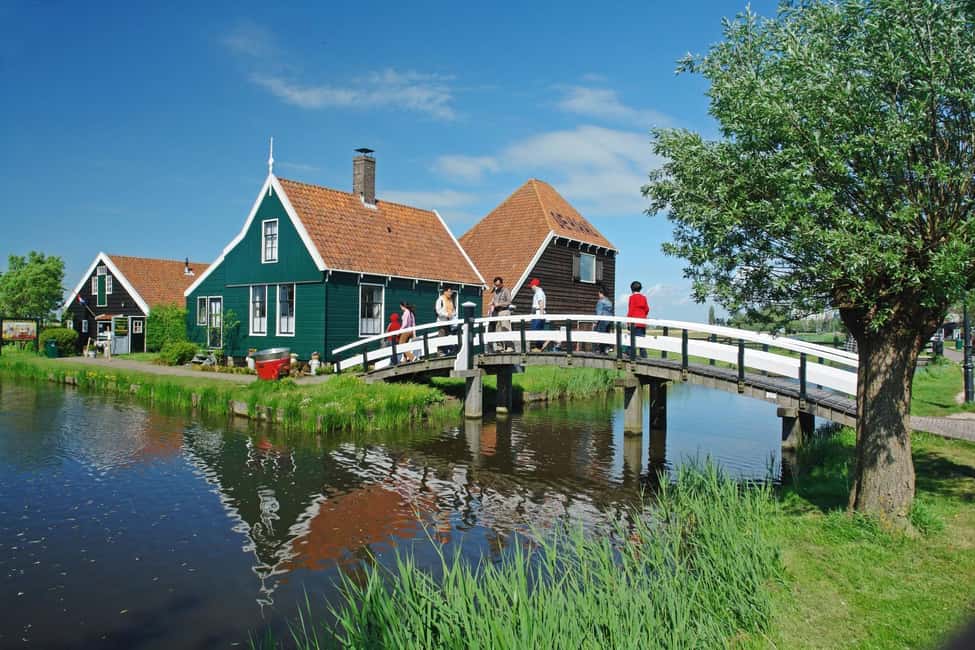 Amsterdam: Explore Zaanse Schans: Half-Day Luxury Coach Trip - The ride on a luxury coach: comfortable, but still time-sensitive