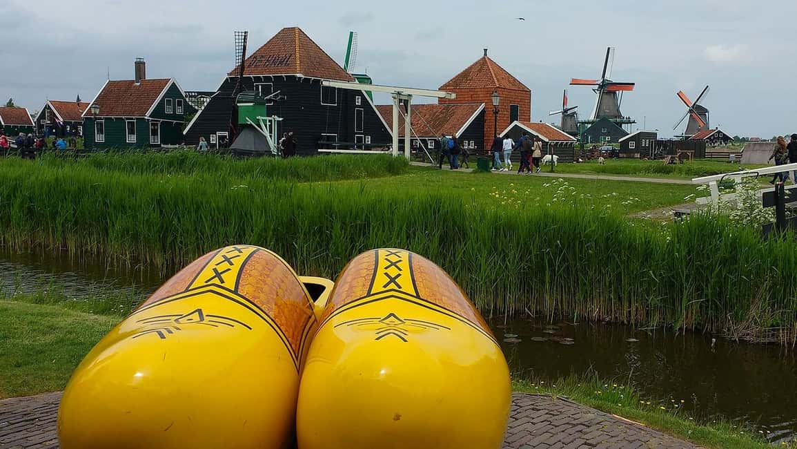 Amsterdam: Explore Zaanse Schans: Half-Day Luxury Coach Trip - The hop-on hop-off bus: freedom, with one rule