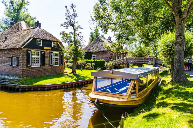 Amsterdam: Giethoorn Day Trip with Boat Tour - The Comfortable Coach Ride: From Central Station to Overijssel