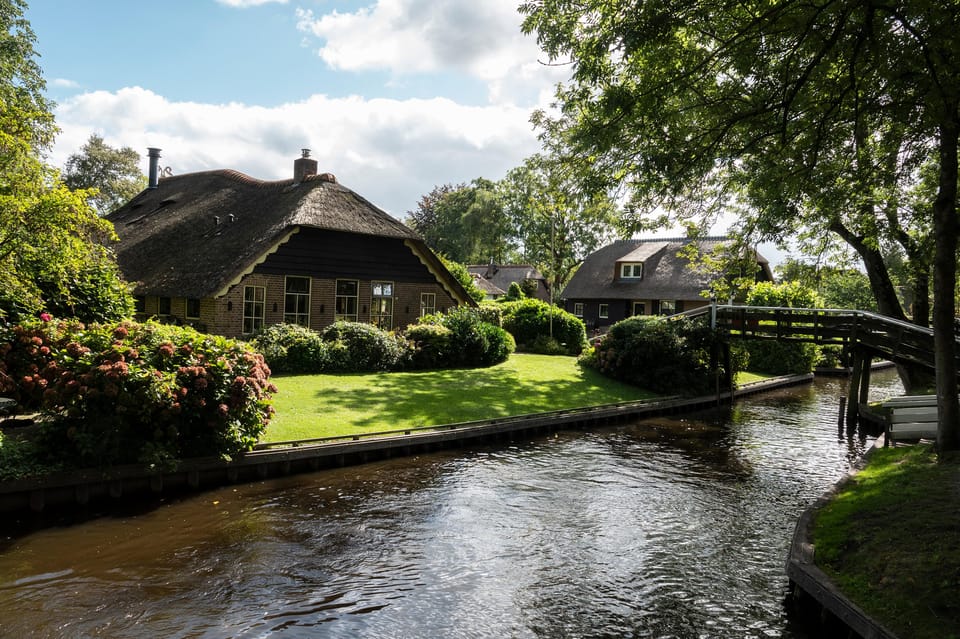 Amsterdam: Giethoorn Tour Scenic Cruise, Cheese & Free Time - Language and On-Board Experience: What to Expect