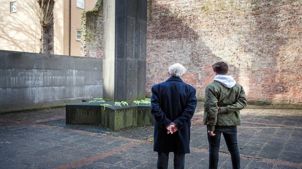 Amsterdam: Guided Anne Frank Small-Group Walking Tour - Esnoga outside: the Portuguese Synagogue details you’ll actually notice