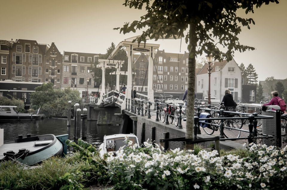 Amsterdam: Guided City Bike Tour in French - Getting Started at Amsterdam Vélo (IJdok 47) and Bike Basics