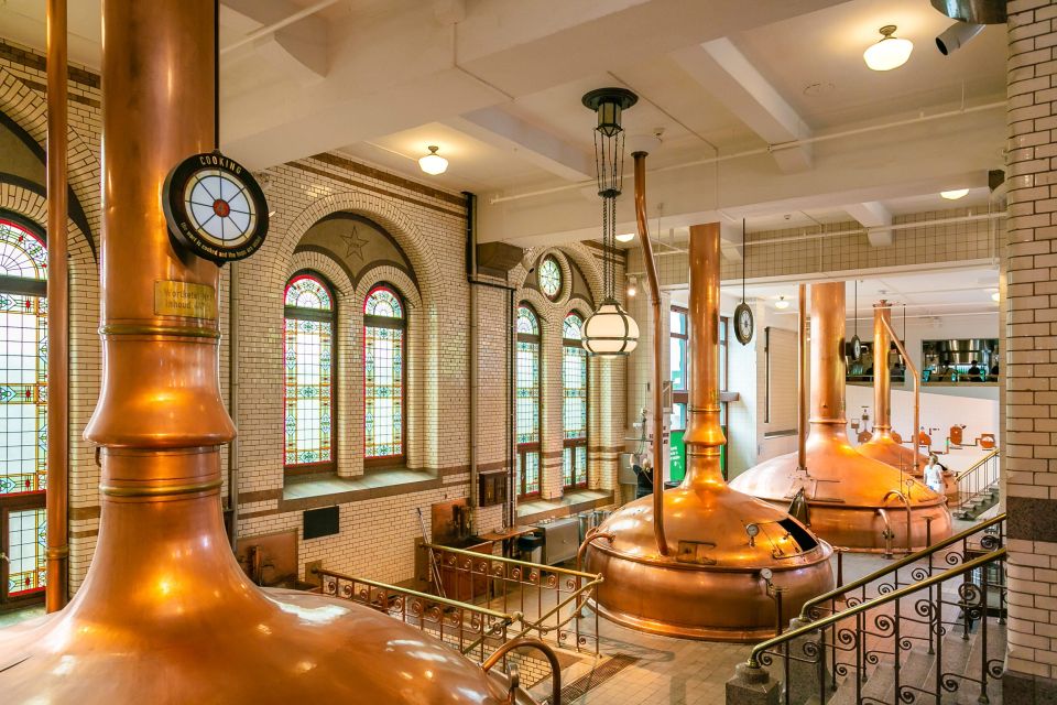 Amsterdam: Heineken Experience Ticket - The perfect pour: learning how to serve a draft Heineken