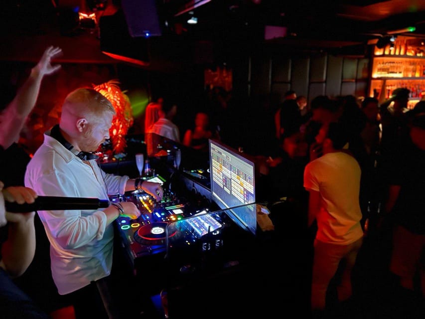 Amsterdam: Ludwig's Red Light Pub Crawl with VIP Club Entry - The Crawl in Motion: Five Bars, a Welcome Shot Each, and a Club Finish