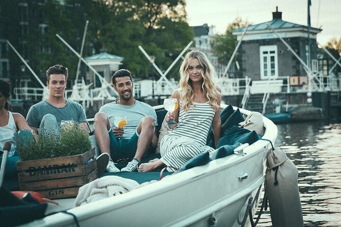 Amsterdam: Luxury Boat Cruise Unlimited Cocktails, Beers & Wines - Live commentary: how the crew stories land on the water