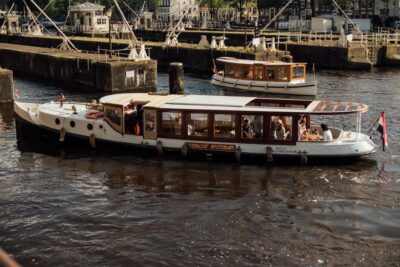 Amsterdam: Luxury Cruise Unlimited Cocktails & Snacks Option - Open vs closed boat: comfort when the weather flips