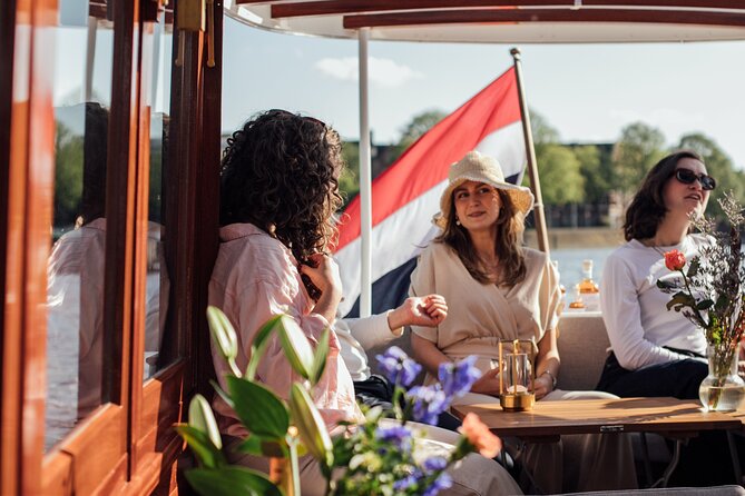 Amsterdam: Luxury Saloon Boat Cruise with Cocktails & Waffle - Passing the big sights: your cruise-by highlights