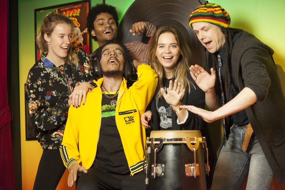 Amsterdam: Madame Tussauds & Amsterdam Dungeon Combo Ticket - Photos and souvenirs: where costs can sneak up