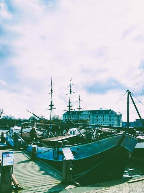 Amsterdam: Off the Beaten Path Bike Tour in French - Jewish Quarter and WWII memory: Anne Frank’s footsteps and the Holocaust Names Monument