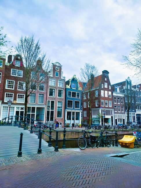 Amsterdam: Off the Beaten Path Bike Tour in French - Magere Brug to Reguliersgracht: bridges, photo moments, and a strong finish