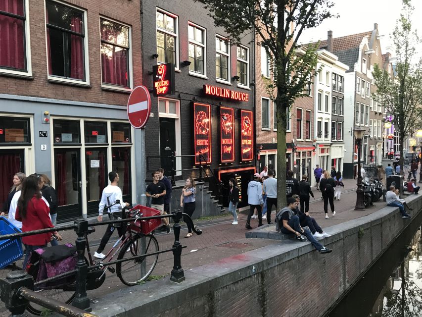 Amsterdam: Red Light District and Local Pub Tour - Old Town + Chinatown warm-up: Oude Kerk, Warmoesstraat, Zeedijk