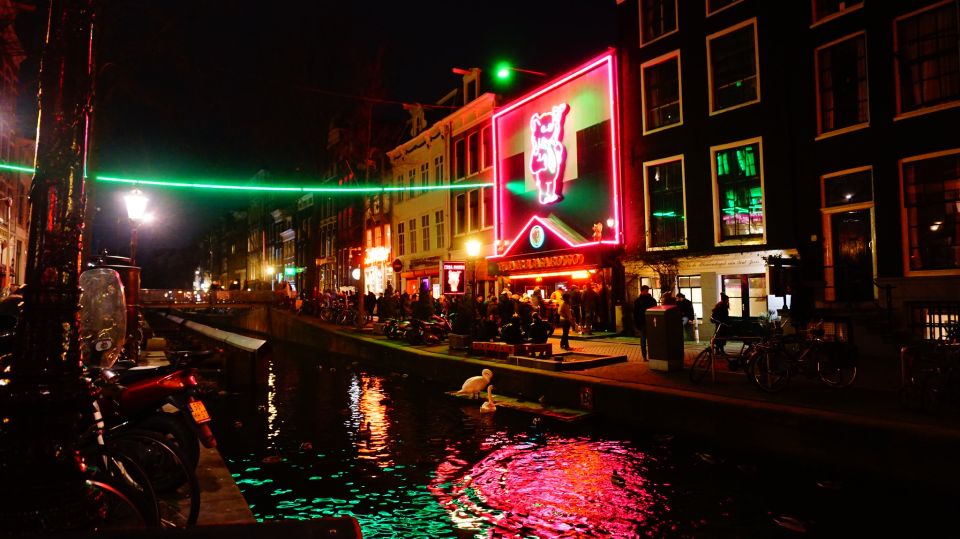 Amsterdam: Red Light District Exclusive Night Tour - Oude Kerk and the Old Town Backbone: Seeing the Area’s Real Age