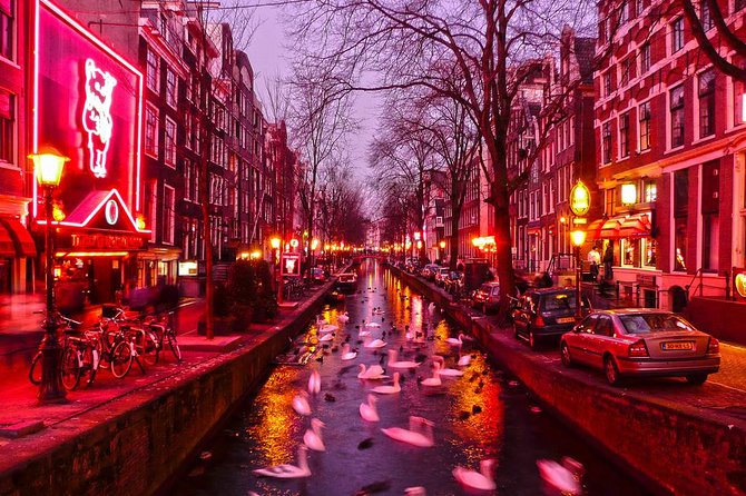 Amsterdam Red Light District Walking Tour in EN/DE/IT/ES - Nieuwmarkt and coffeeshops: cannabis politics and the district’s future