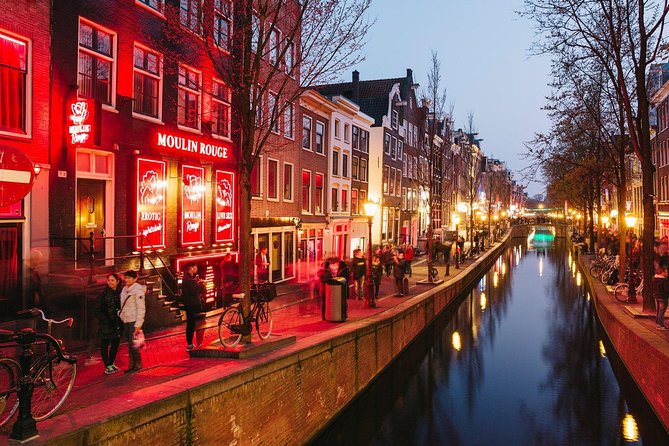 Amsterdam Red Light District Walking Tour in EN/DE/IT/ES - Oudezijds Voorburgwal and the optional 70s-era peepshow