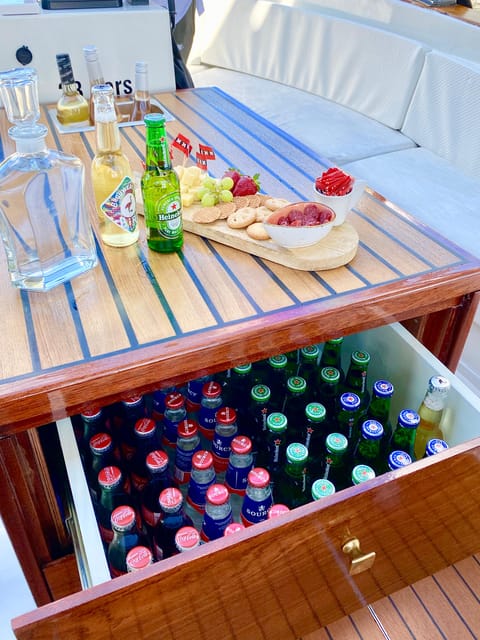 Amsterdam Small Group Canal Cruise inc Snacks/Drinks Winter - Meeting at Keizersgracht 401: The Fast Way to Start