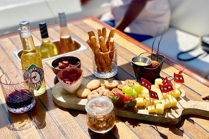 Amsterdam Small-Group Canal Cruise Including Snacks and Drinks - Why the captain’s talk can make or break the cruise