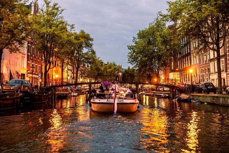 Amsterdam: The Bulldog Boat Smoke and Booze Cruise - What the guide actually does (and why the captain’s driving matters)