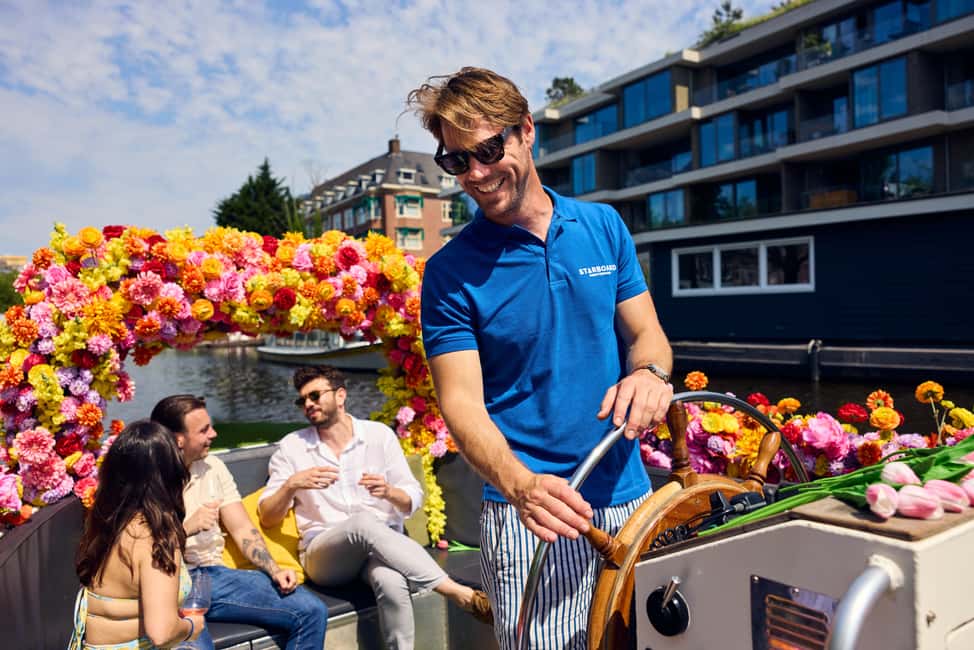 Amsterdam: The Original Flower Boat with Local Guide and Bar - How the 1-hour route is paced (and why the timing matters)