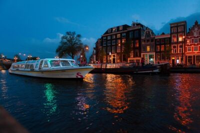 Amsterdam The Original Pizza Cruise with Unlimited Drinks - Where You Start: StrommaDamrak on the Damrak Side