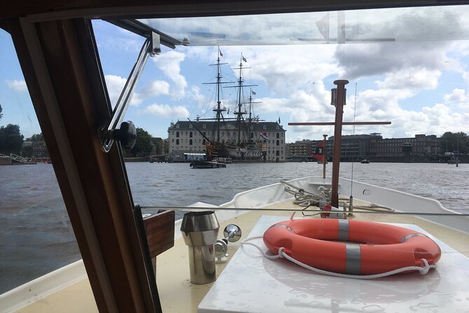 Cruise Amsterdam like a Local — Small Group 12 pax - The captain-host style: stories, jokes, and practical detours