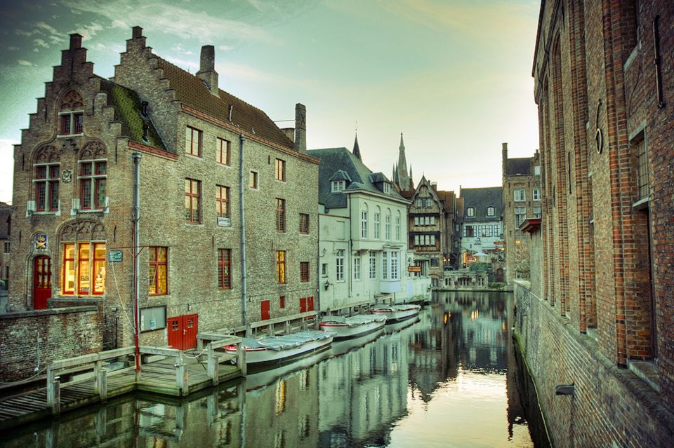 From Amsterdam: Day Trip to Bruges in Spanish or English - Amsterdam to Bruges by bus: the real rhythm of the day