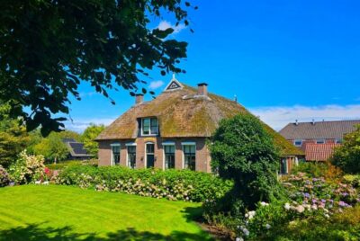 From Amsterdam: Giethoorn & Zaanse Schans Tour w/ Small Boat - Meeting at DoubleTree by Hilton Amsterdam Centraal (Canal Side)