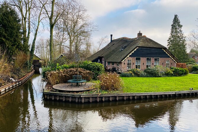 Giethoorn, Afsluitdijk, Zaanse Schans Day Tour Incl Hotel Pick Up - Giethoorn: canals, the 1-hour boat cruise, and optional self-driving fun