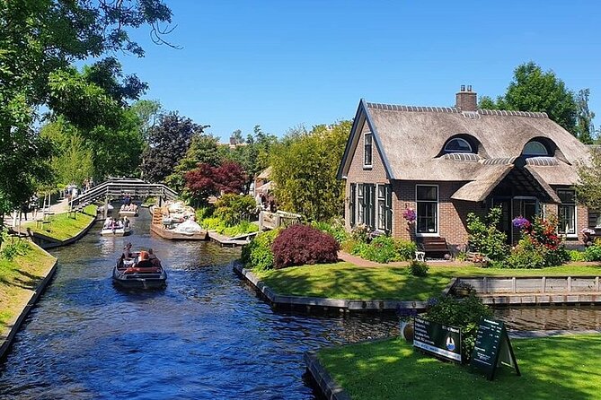 Giethoorn Day Tour from Amsterdam with Small Boat Ride - First steps in Giethoorn: the car-free village walk
