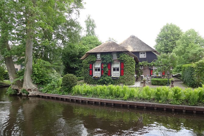 Giethoorn Day Tour from Amsterdam with Small Boat Ride - The electric boat experience: driving matters more than you expect