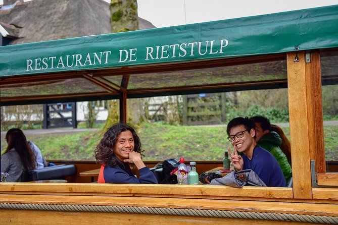 Giethoorn Guided DayTrip from Amsterdam - Giethoorn first impressions: cottages, bridges, and the no-car rhythm