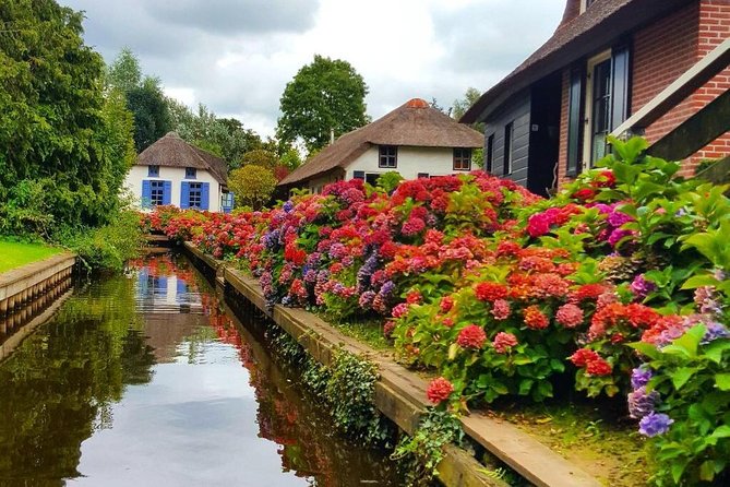 Giethoorn Guided DayTrip from Amsterdam - The 1-hour canal cruise: the heart of the experience