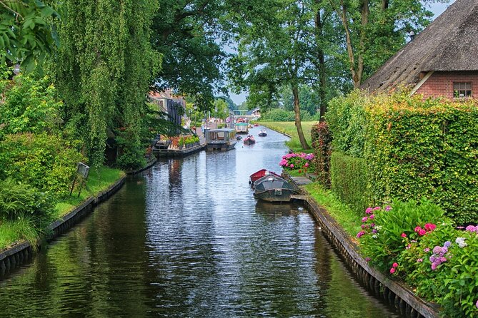 Giethoorn Small-Group Tour from Amsterdam (Max. 8 People) - Why Giethoorn feels different when the boat happens early