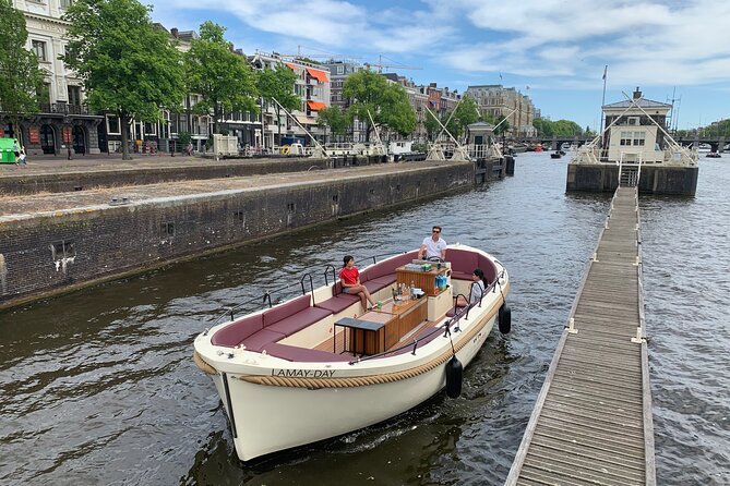 Guided Amsterdam Canal Cruise – Snacks & Drinks on board(1 Hour) - A 1-hour Amsterdam canal cruise that actually fits real plans