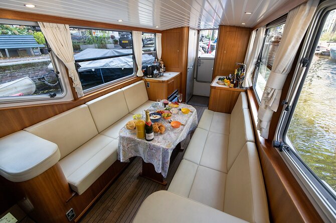 Small Group Boutique All-Inclusive Tour (max 12 p) With Captain - Where you’ll board on Singel, and what 1.5 hours really feels like